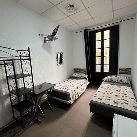 Hostal Milan Alicante Exterior foto A typical hostel room in Spain