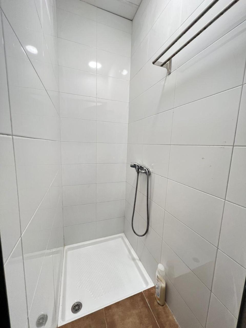 Hostal Milan Alicante Exterior foto A shower