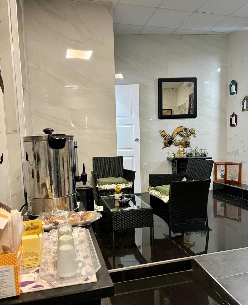 Hostal Milan Alicante Exterior foto A coffee break