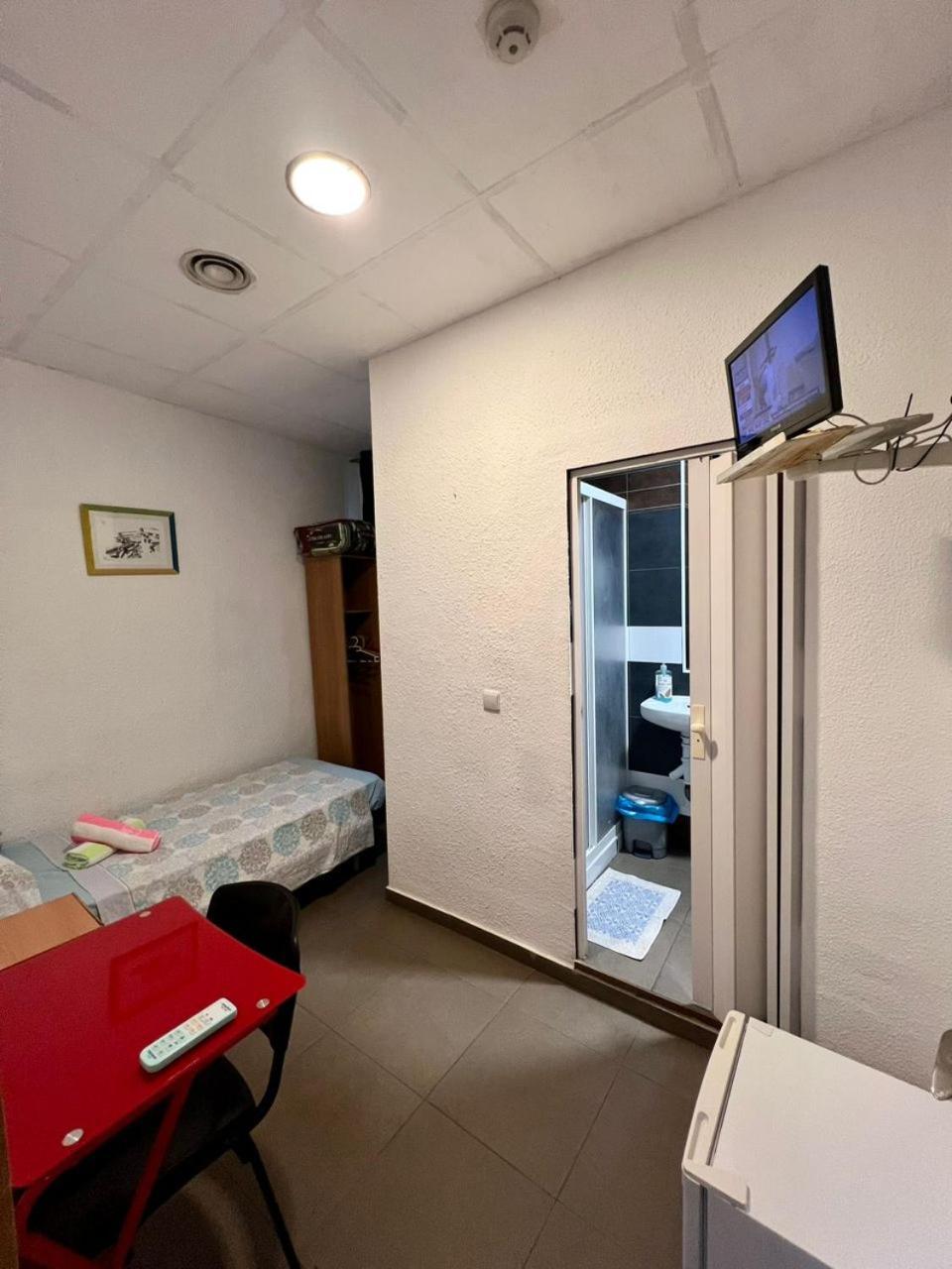 Hostal Milan Alicante Exterior foto A room in a capsule hotel in Tokyo