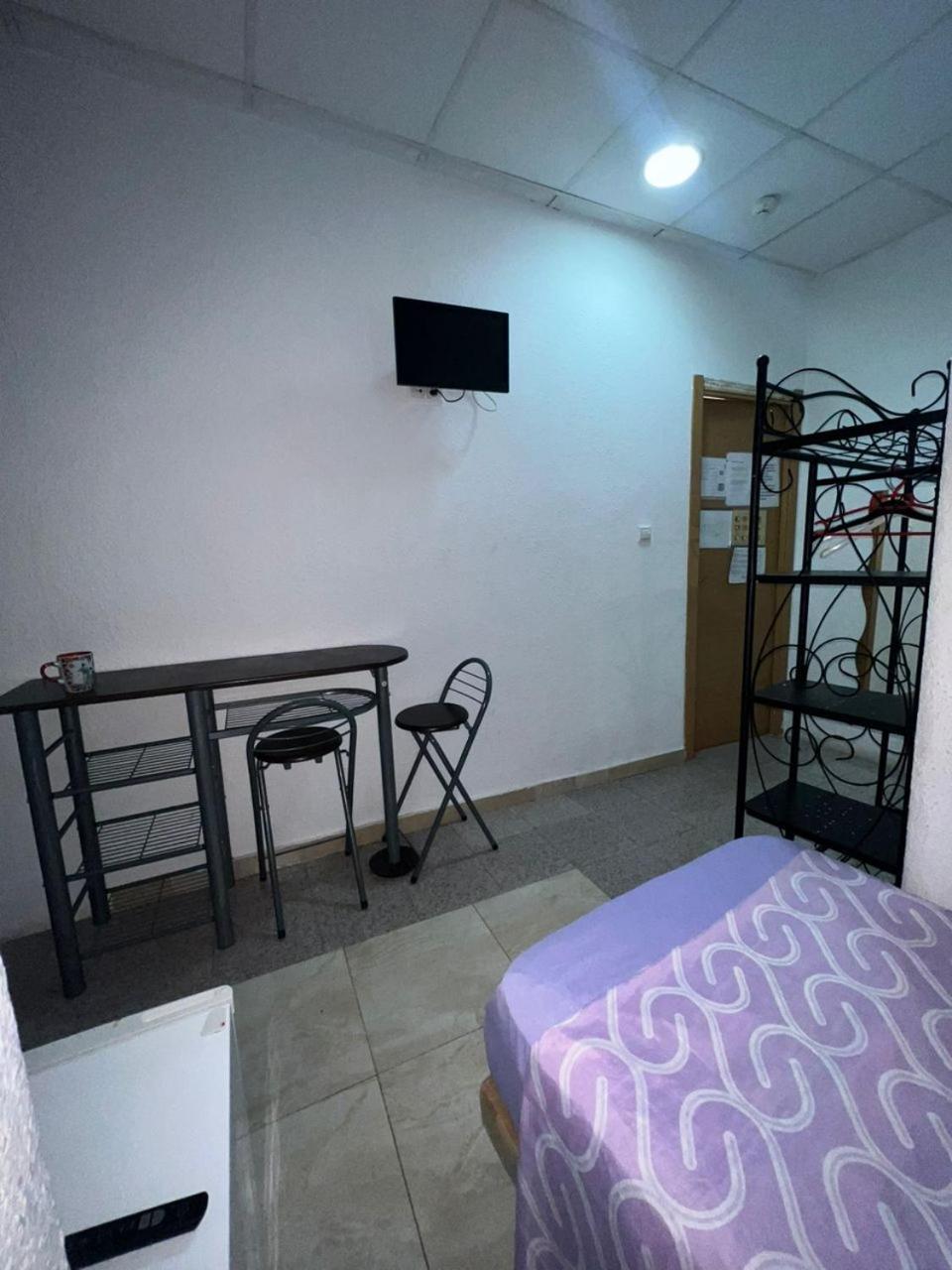 Hostal Milan Alicante Exterior foto A room at the hostel